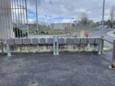 rack parking trottinette électrique avec recharge